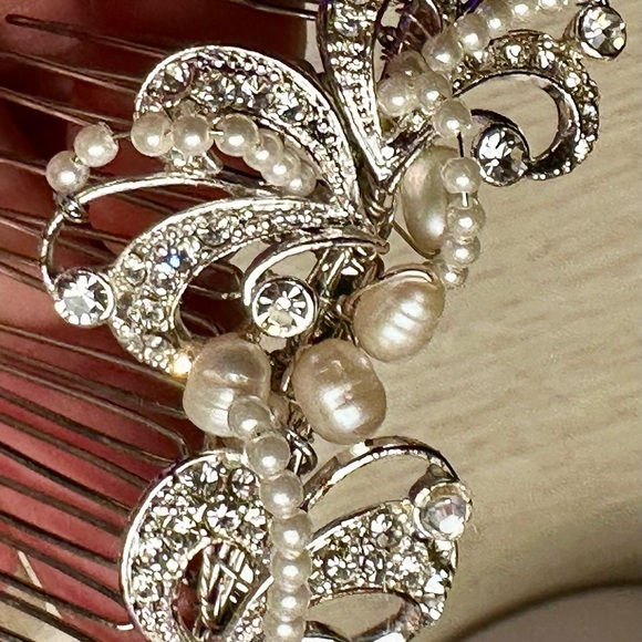 Elegant Silver and Pearl Hair Comb - Picture 9 of 9